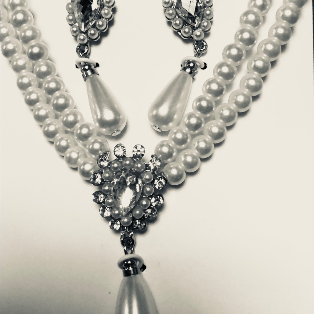 Pretty faux pearl  necklace and earing set